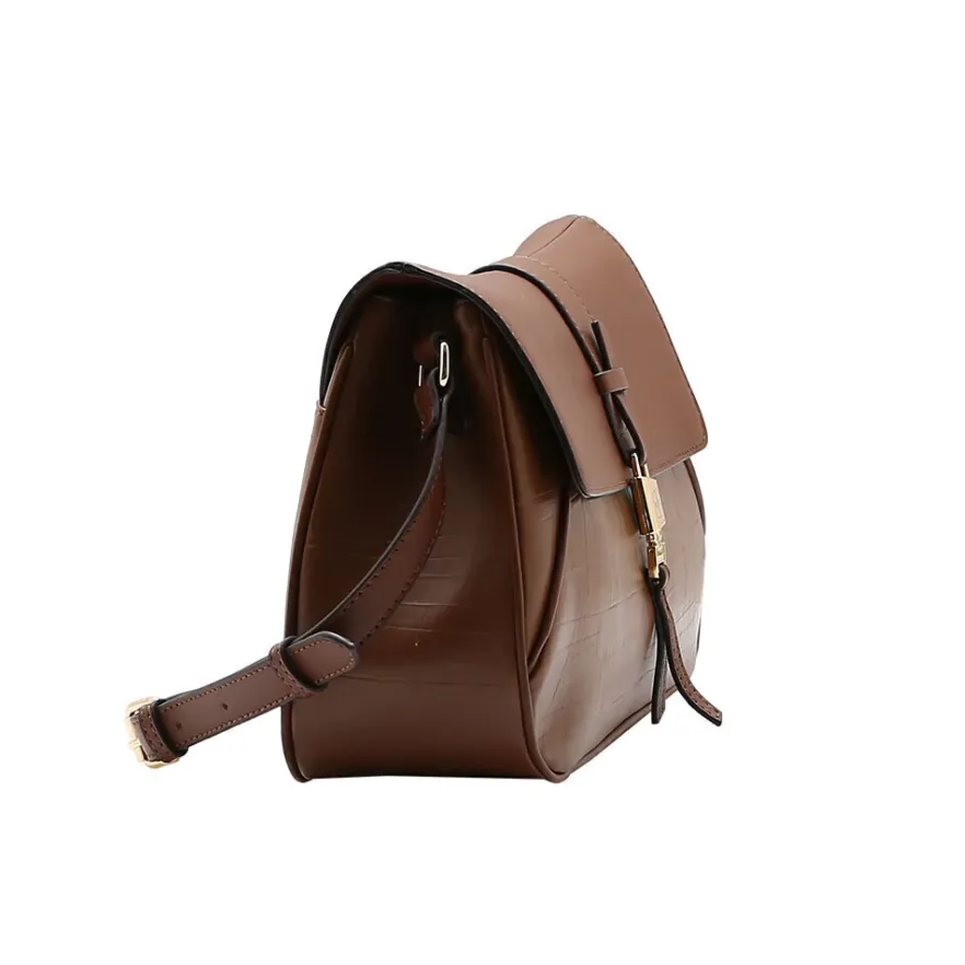 Bolsa Chenson Office Chic vista lateral mostrando profundidade e alça transversal ajustável com fivela dourada